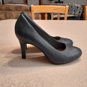 Clarks Artisan closed toe pumps Navy 8